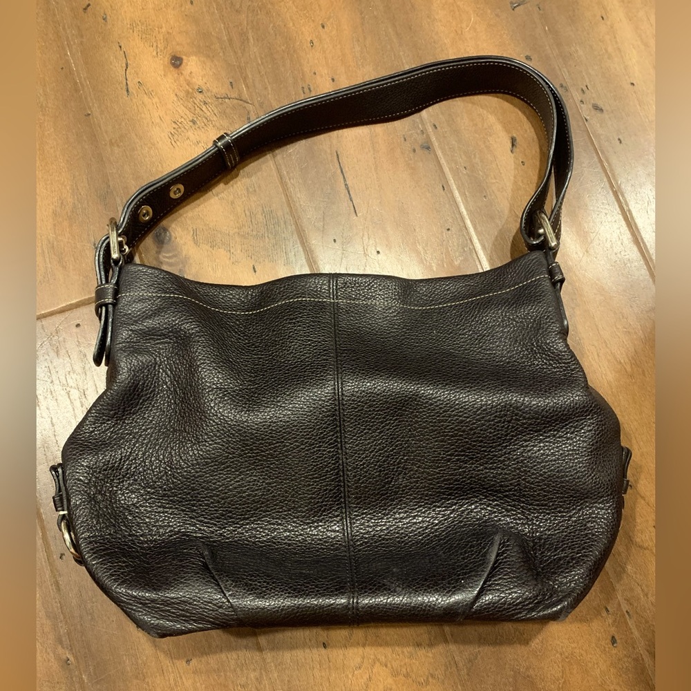 EUC Coach leather shoulder bag zip closure silver hardware